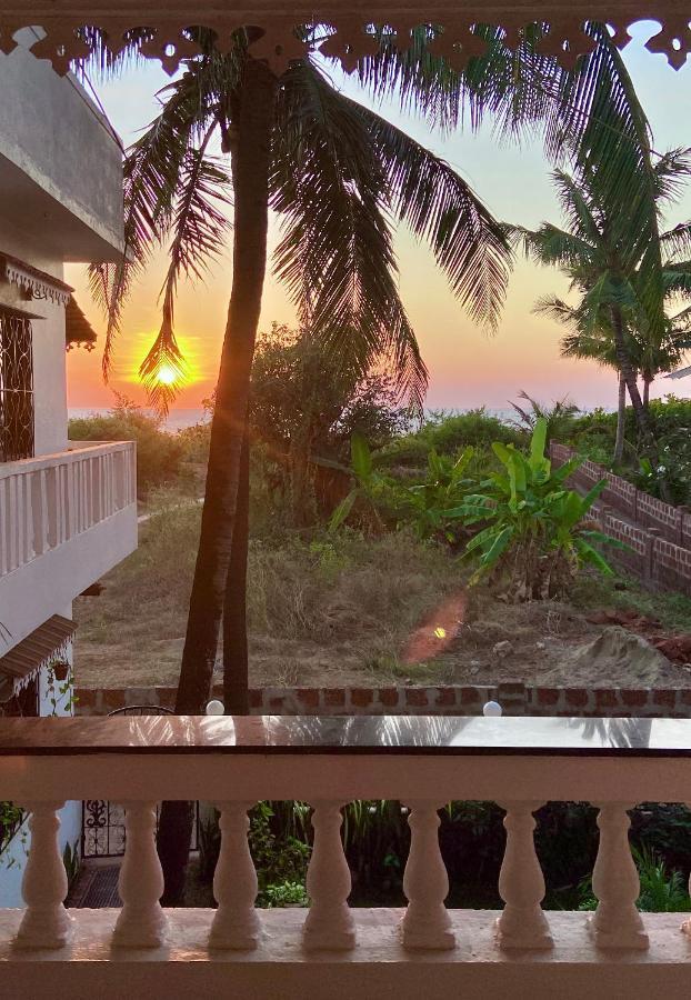 Shanu'S Seaside Inn - A Family-Run Guesthouse Just 100 Metres From Candolim Beach Exterior foto